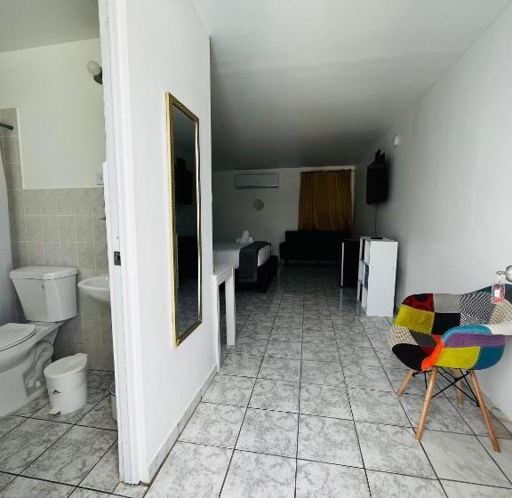 هتل Douglas Highway Inn