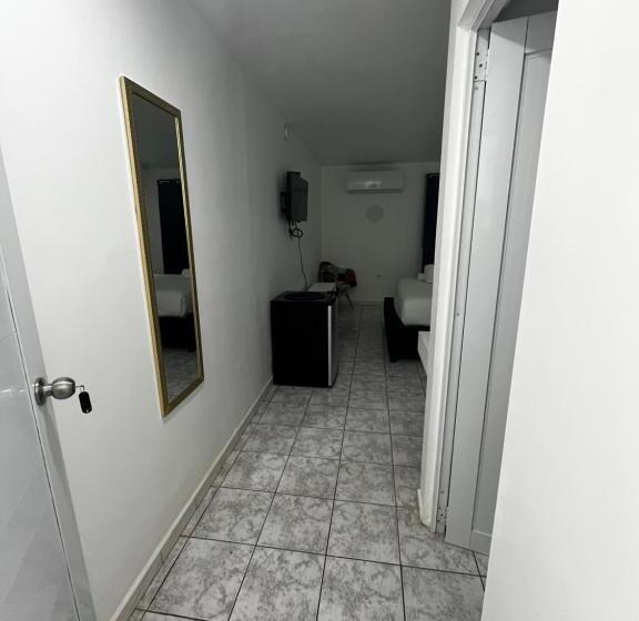 هتل Douglas Highway Inn