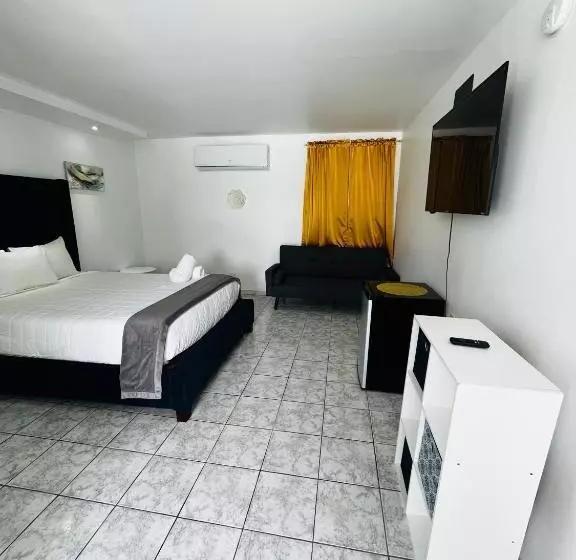 هتل Douglas Highway Inn