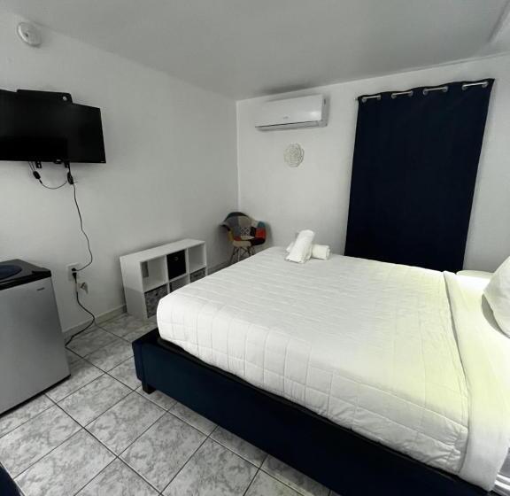 هتل Douglas Highway Inn