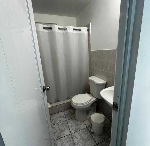 هتل Douglas Highway Inn