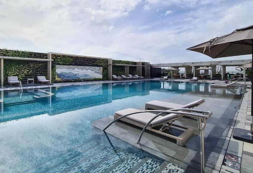 Отель Okura Manila