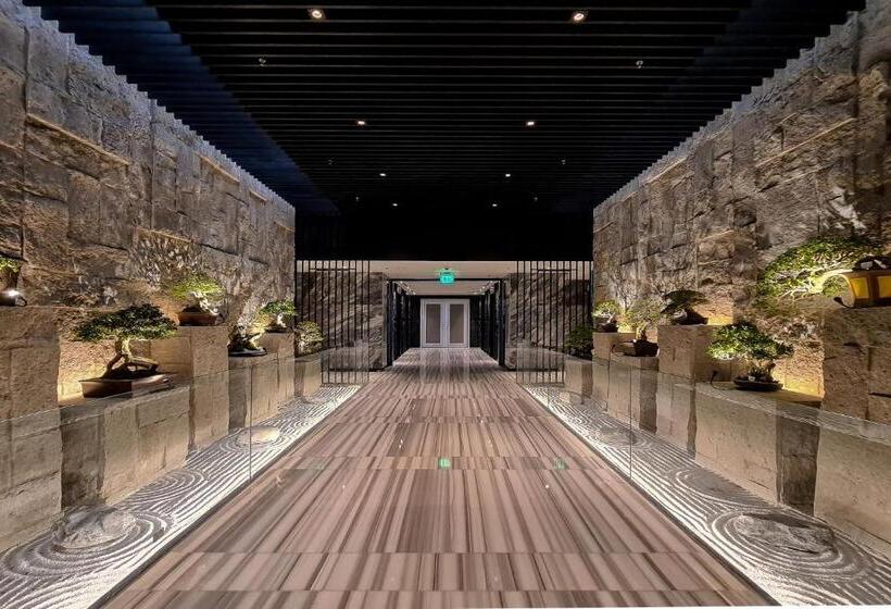 Отель Okura Manila