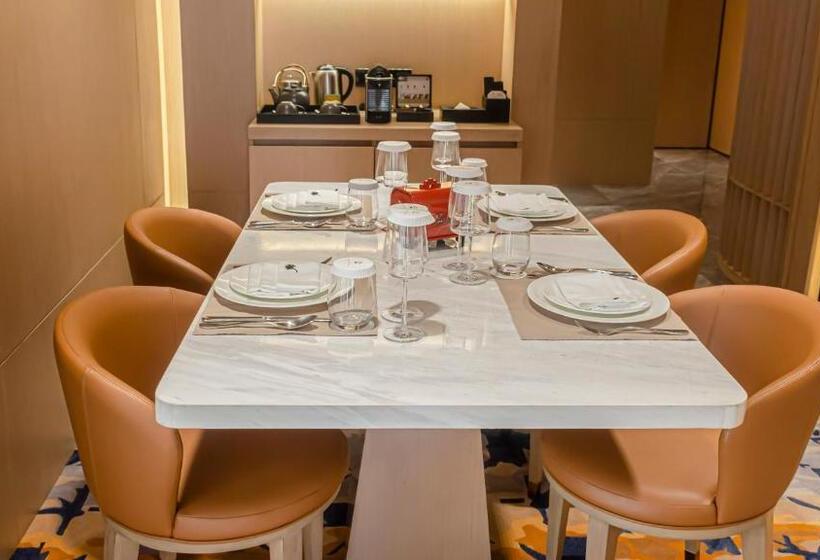 Отель Okura Manila