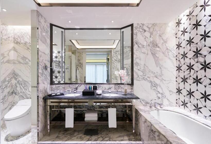 Отель Okura Manila