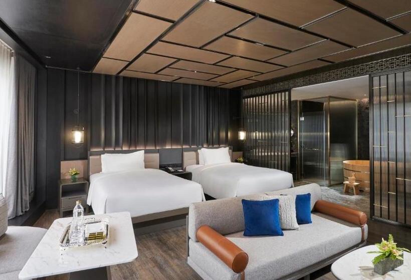 Отель Okura Manila