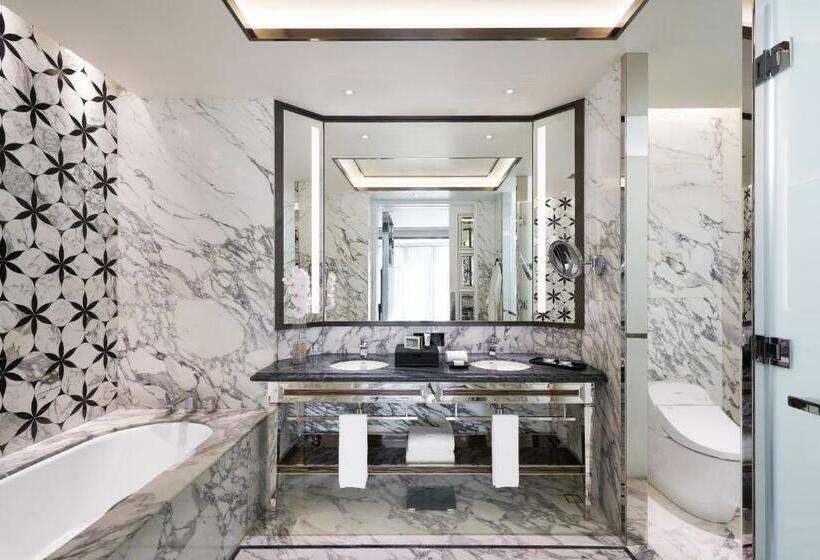 Отель Okura Manila