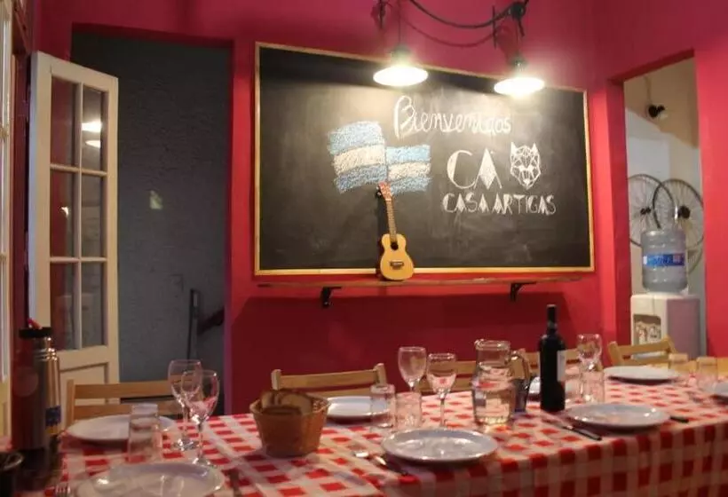 پانسیون Casa Artigas Hostel