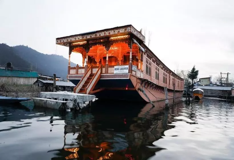 ホテル Oyo 72547 New Lucifer House Boat