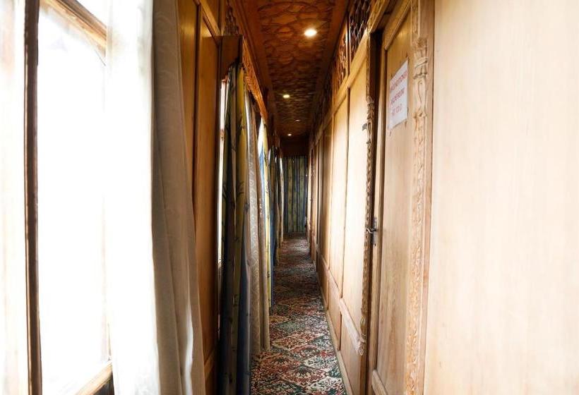 Hotel Oyo 72547 New Lucifer House Boat