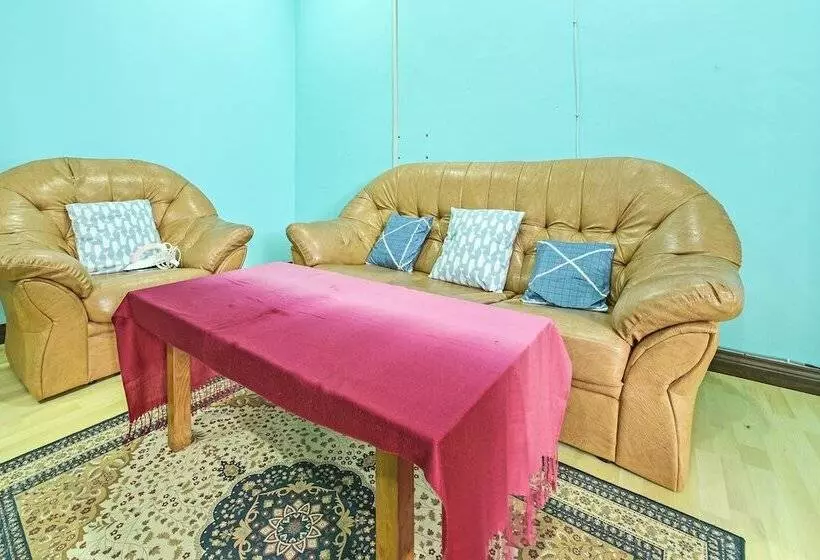 Hotelli Oyo 90325 Au Homestay