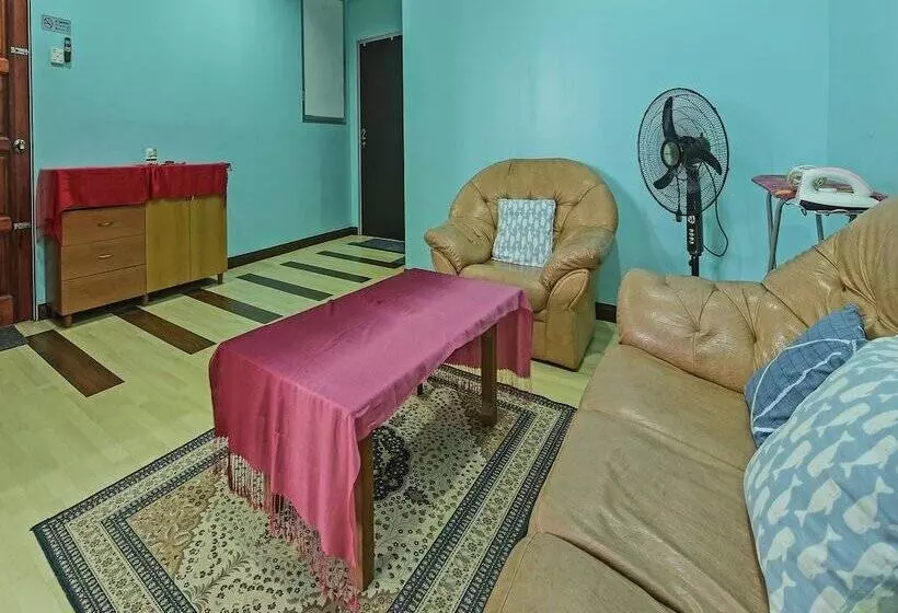 Hotelli Oyo 90325 Au Homestay