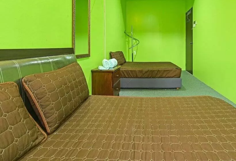 Hotelli Oyo 90325 Au Homestay