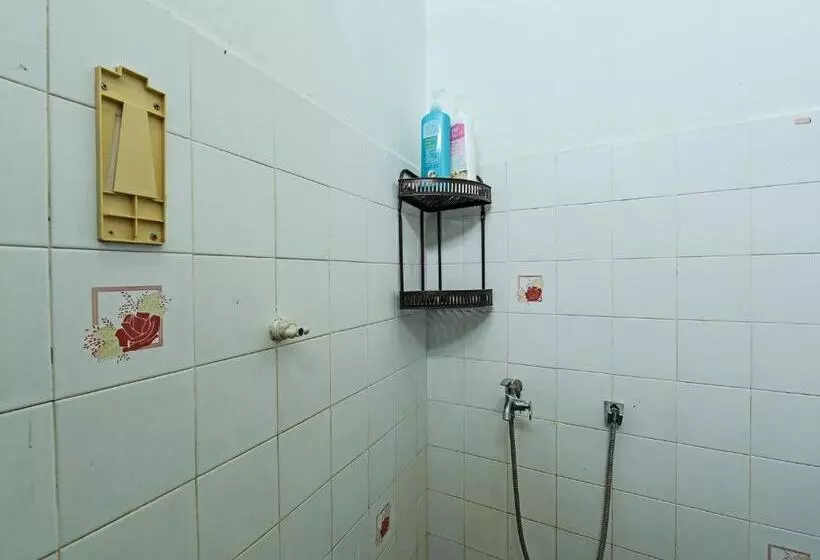 Hotelli Oyo 90325 Au Homestay