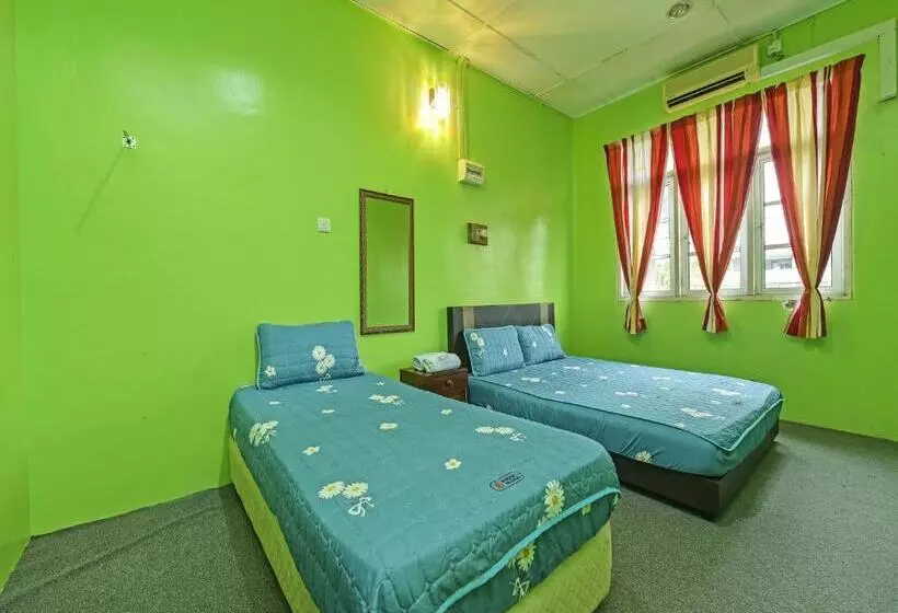 Hotelli Oyo 90325 Au Homestay