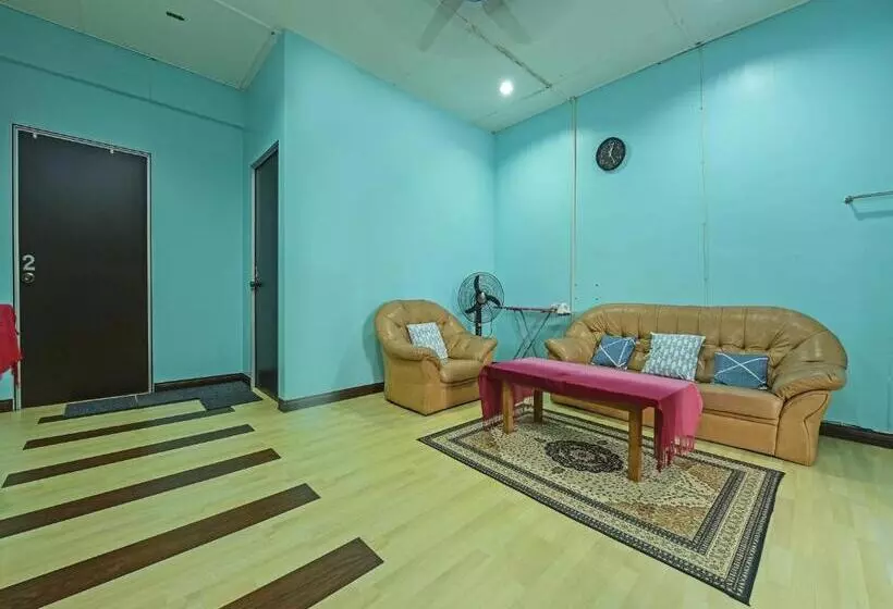 Hotelli Oyo 90325 Au Homestay