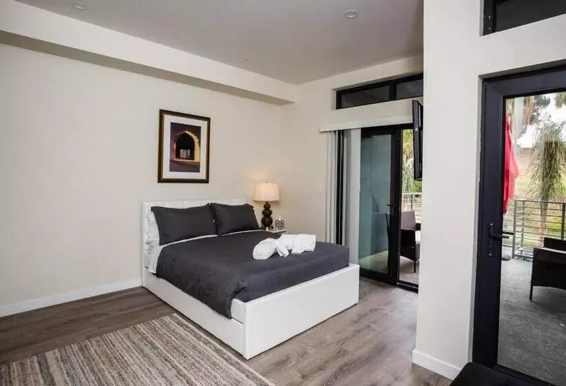 Retkeilymaja Studio With Large Balcony  San Diego Gateway
