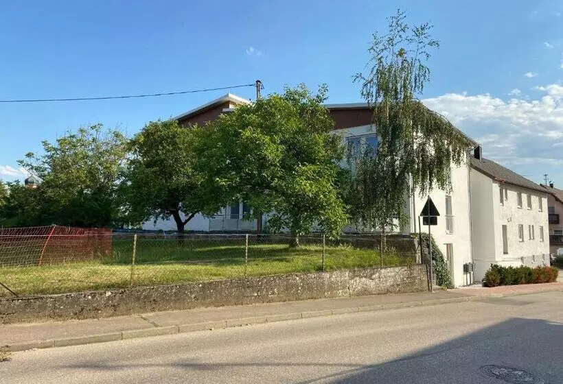 Hotelli Schoko Apartments