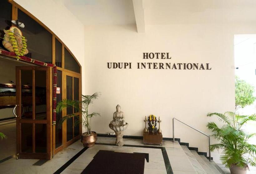 호텔 Udupi International