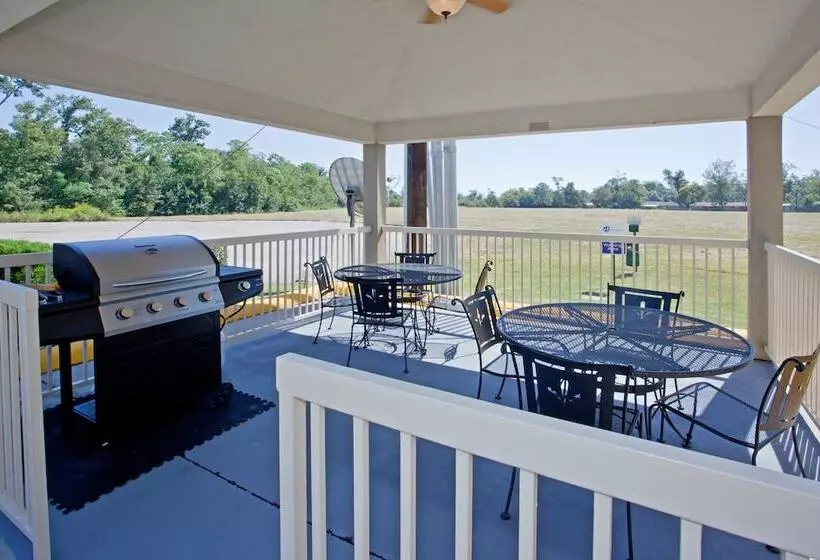 Отель Candlewood Suites Beaumont, An Ihg