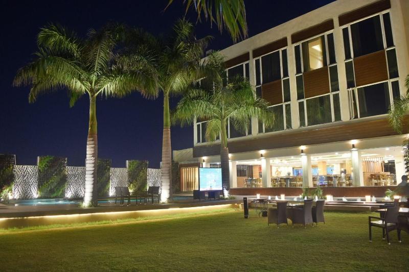 בית מלון כפרי Country Inn & Suites By Radisson Jammu