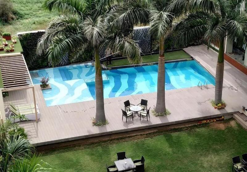 בית מלון כפרי Country Inn & Suites By Radisson Jammu