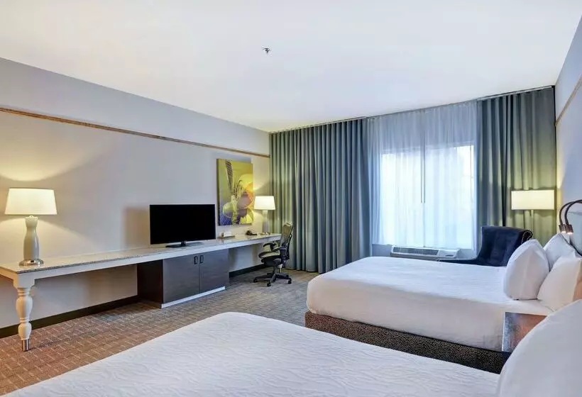 هتل Hilton Garden Inn Oshkosh