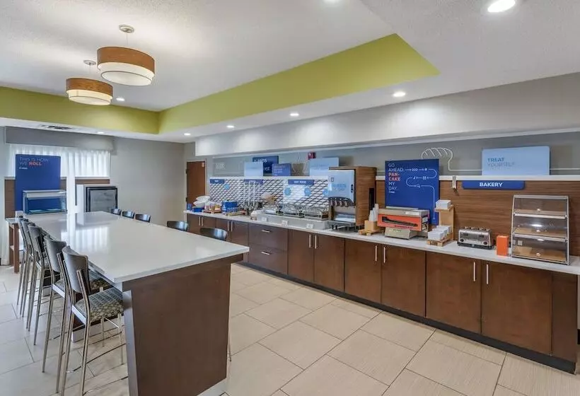 Holiday Inn Express Hotel & Suites Cincinnati Blue Ash, An Ihg