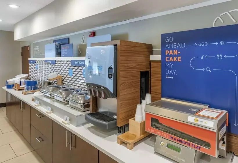 Holiday Inn Express Hotel & Suites Cincinnati Blue Ash, An Ihg