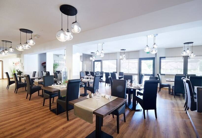 ホテル Logis Des Trois Massifs