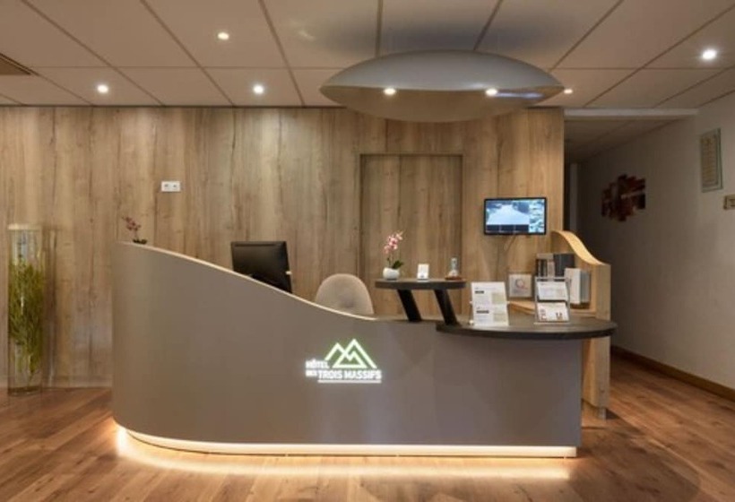 ホテル Logis Des Trois Massifs