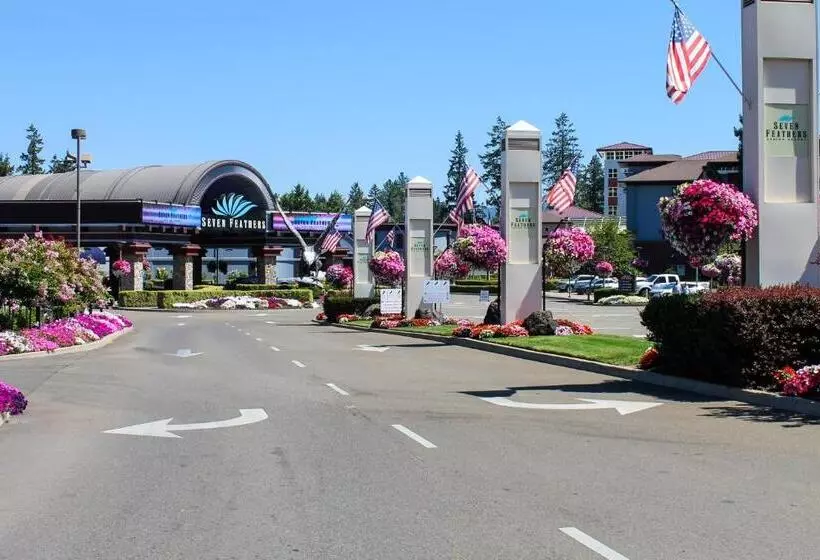 Отель Seven Feathers Casino Resort