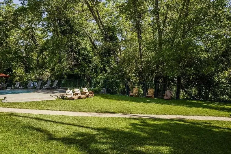 Отель The Jack London Lodge