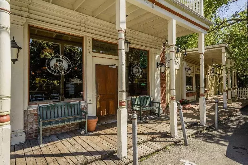 Отель The Jack London Lodge