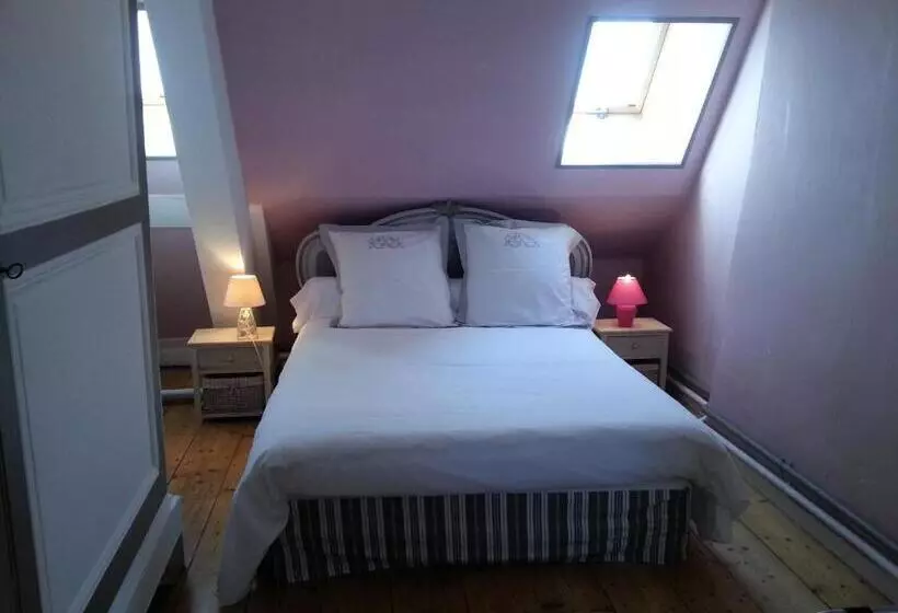 Aamiaismajoitus (B&B) Les Chambres Du Château Du Rozel