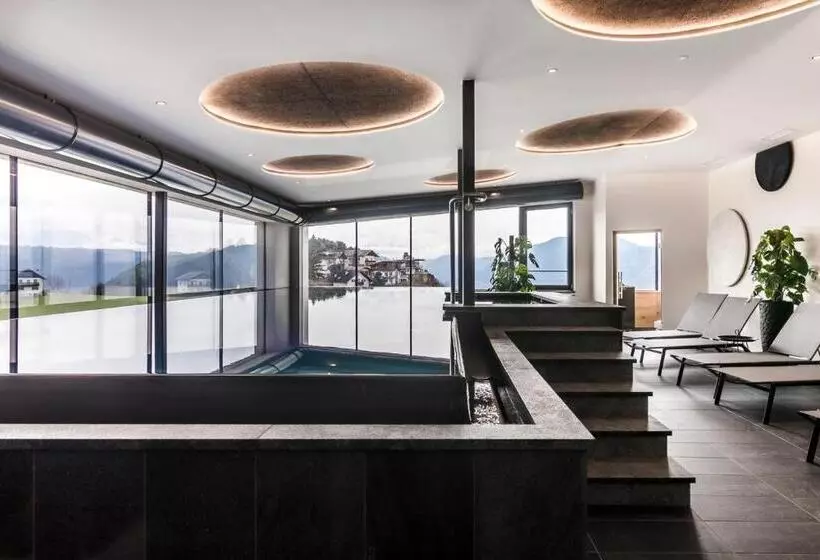 Hotelli Luis & Die Buabm   Gasthof Jenesien