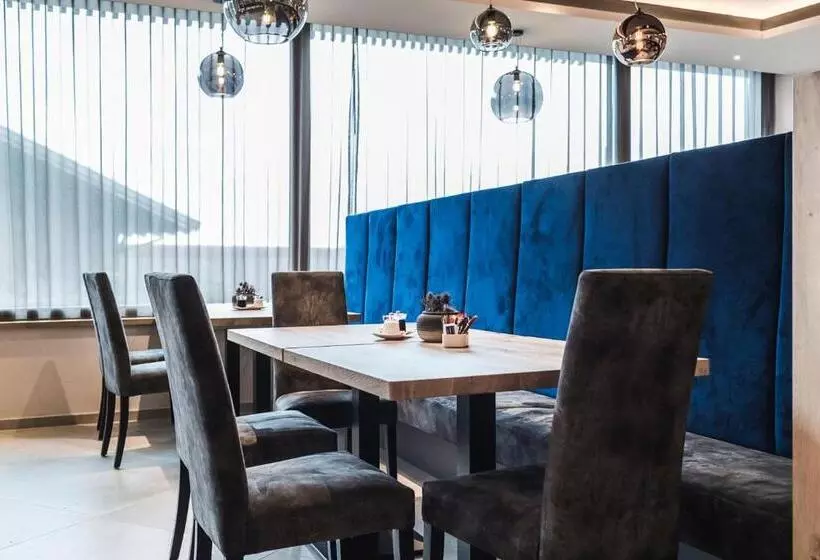 Hotelli Luis & Die Buabm   Gasthof Jenesien