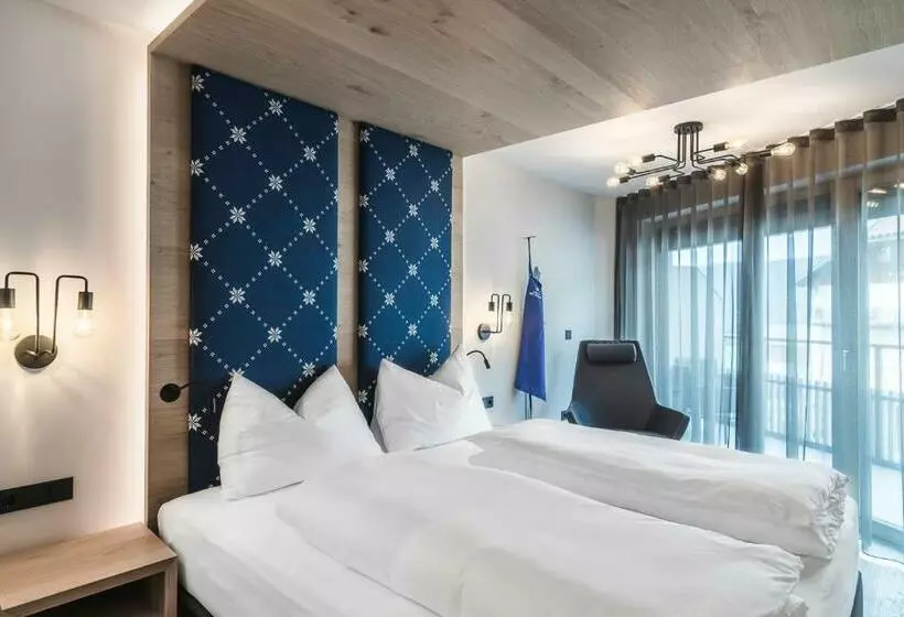 Hotelli Luis & Die Buabm   Gasthof Jenesien