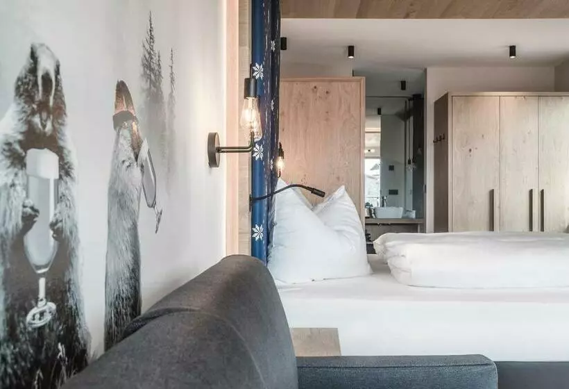 Hotelli Luis & Die Buabm   Gasthof Jenesien