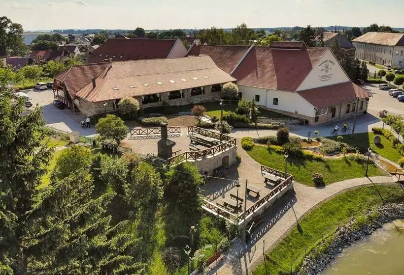 Majatalo Penzion Dašické Sklepy