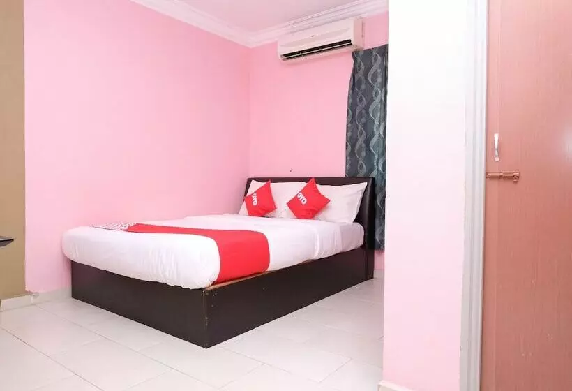 Hotelli Oyo 44005 Senangin Resort & Cafe