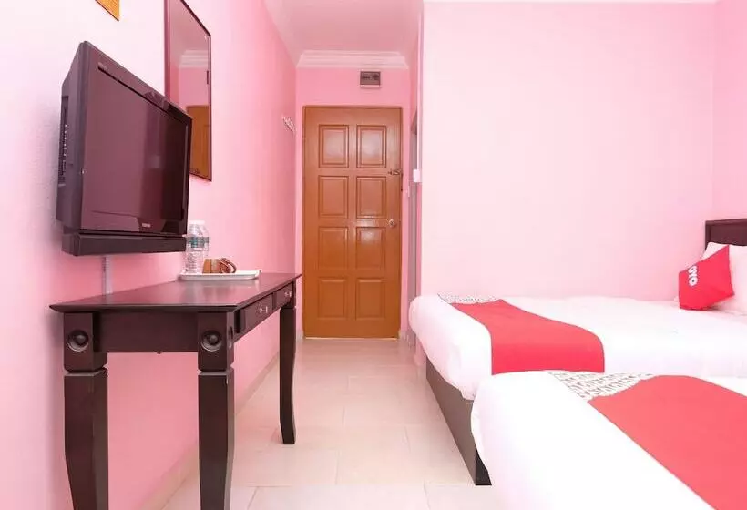 Hotelli Oyo 44005 Senangin Resort & Cafe