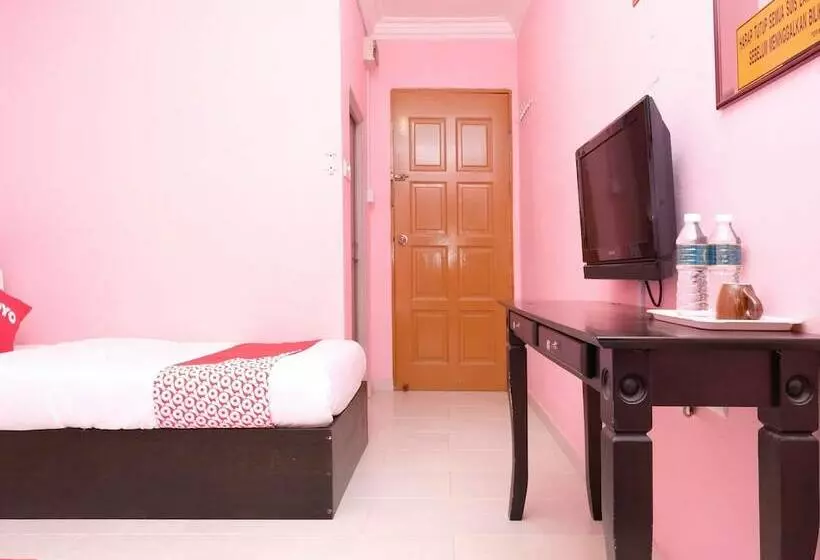 Hotelli Oyo 44005 Senangin Resort & Cafe