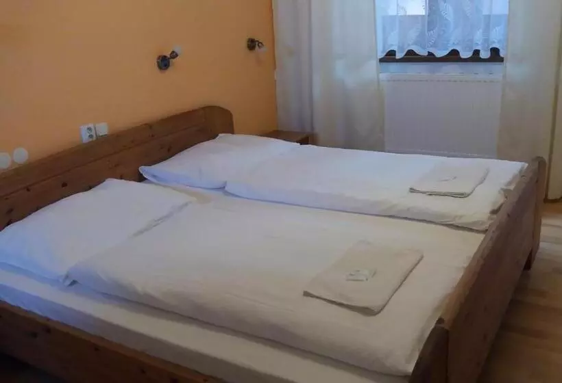 ペンション Retro Vrbovec