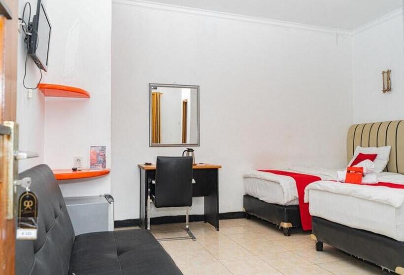 Hotel Reddoorz Plus @ Cibogo Puncak 3