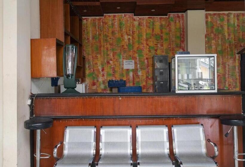 Hotel Reddoorz Plus @ Cibogo Puncak 3