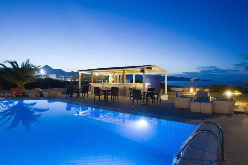 ホテル Akti Corali