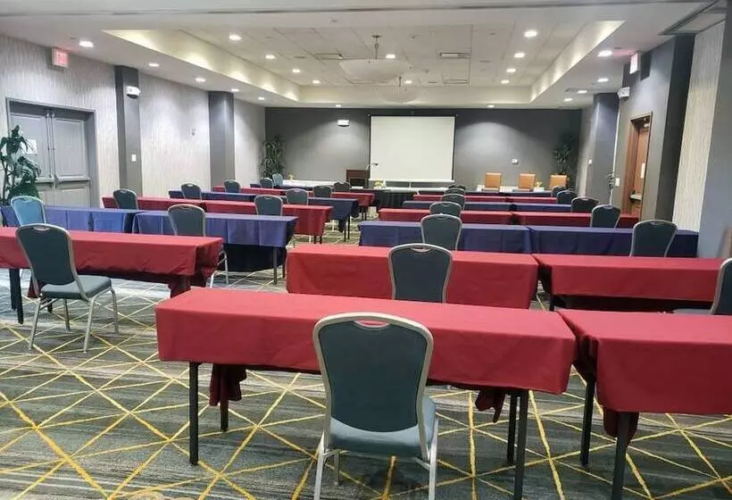 هتل Holiday Inn & Suites Phoenix Airport, An Ihg