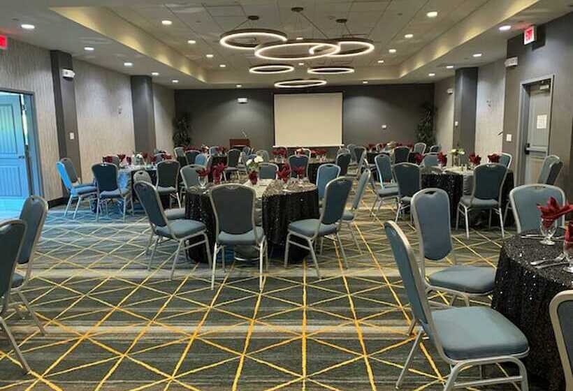 Отель Holiday Inn & Suites Phoenix Airport, An Ihg