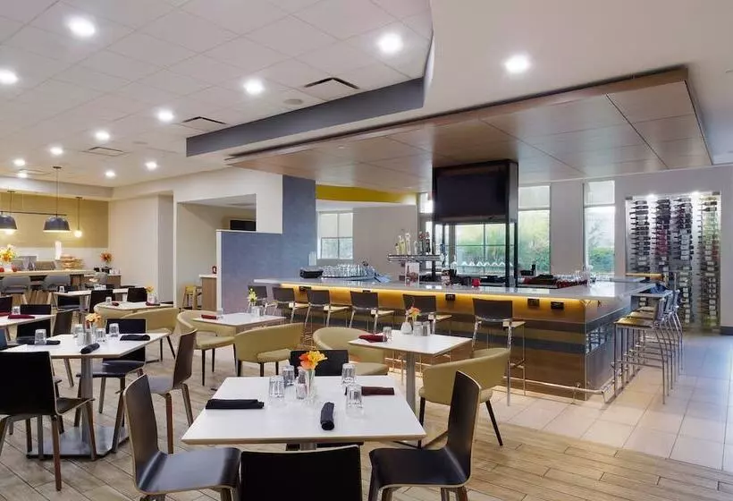 هتل Holiday Inn & Suites Phoenix Airport, An Ihg